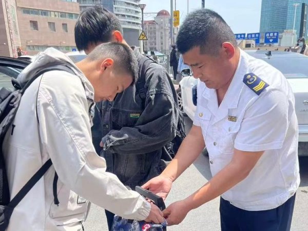 富灯网 畅通最后一程 青岛公交志愿者暖心护送盲校学生返校