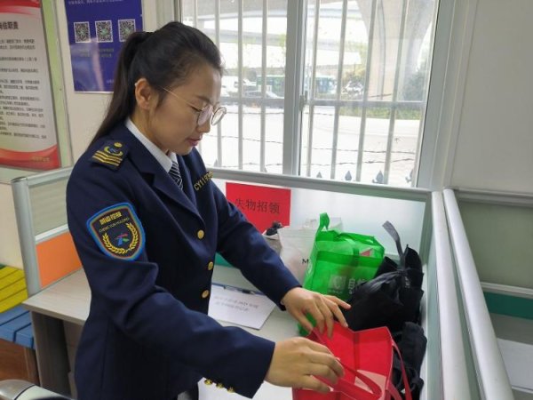 宝盈国际 快来认领！五一假期遗失物品增多 公交失物招领处“爆棚”